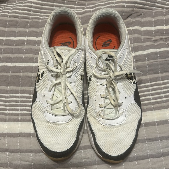 Women’s Nike Shoes - Picture 2 of 4